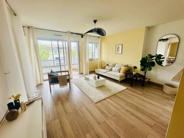 Appartement À Vendre T4 Six Fours Les Plages Cœur de ville + Cave, Loggias et ascenseur — photo 1