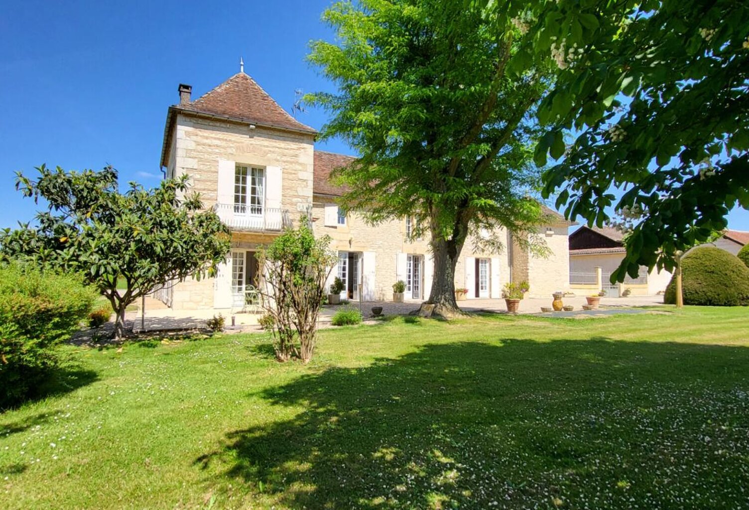 Proche Bergerac Demeure en pierres, gite et dépendances 17 pièces sur  parcelle de 23000 m² — photo 1