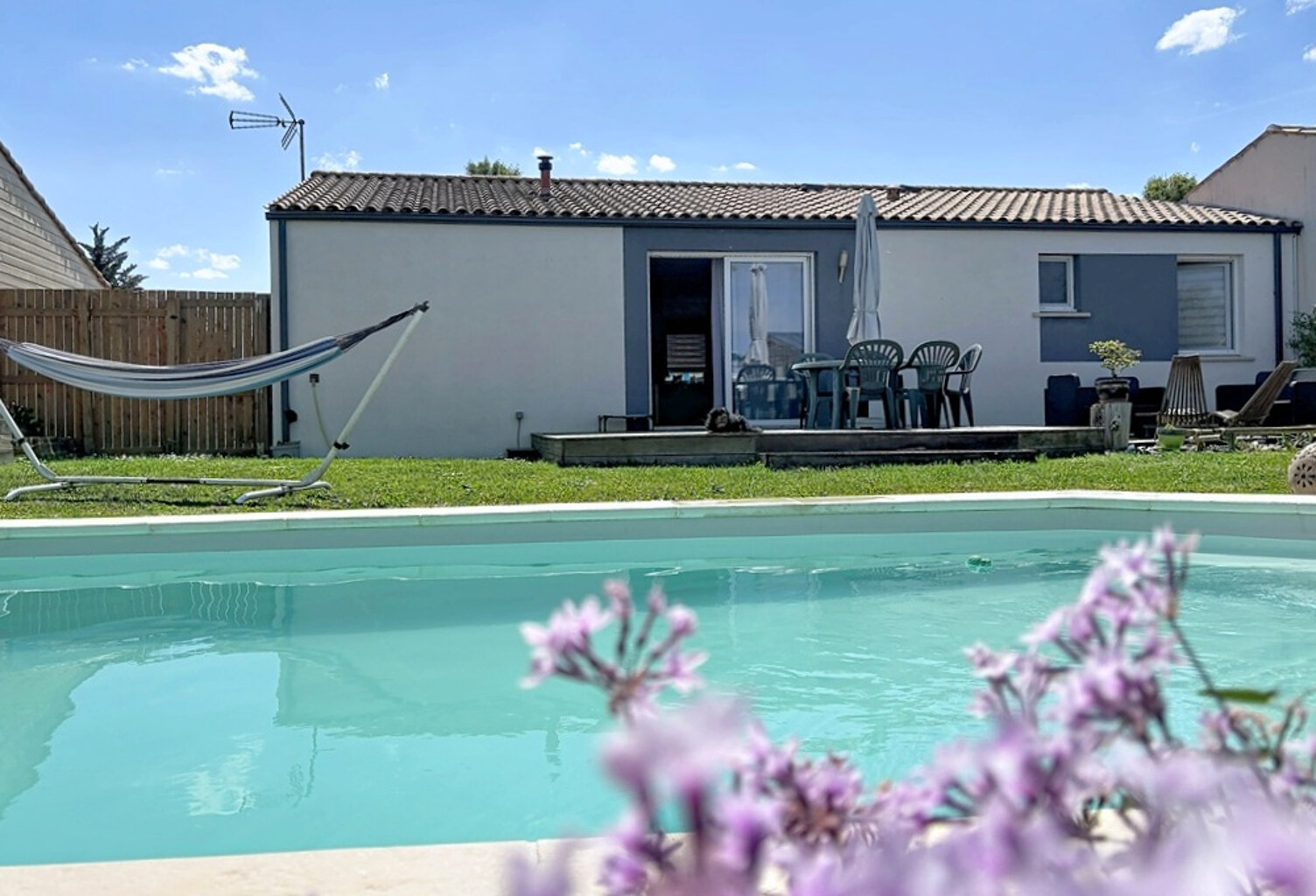 Maison de plain-pied 2015 - 3 chambres - Piscine - Garage - Quartier résidentiel - Centre village — photo 1