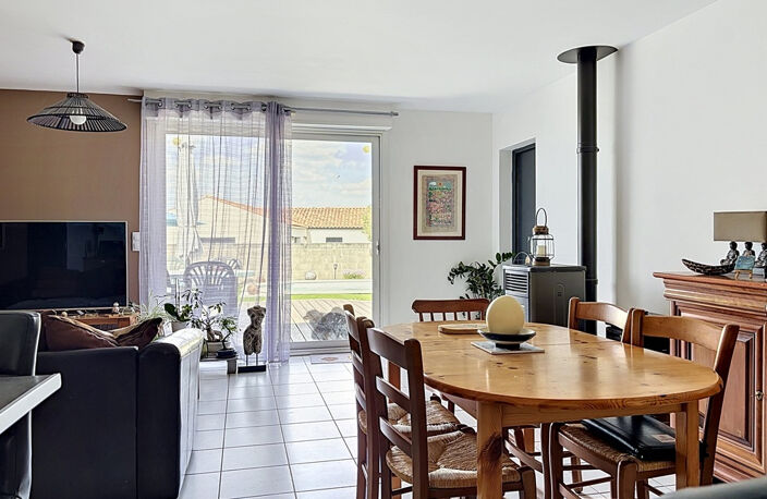 Maison de plain-pied 2015 - 3 chambres - Piscine - Garage - Quartier résidentiel - Centre village — photo 2