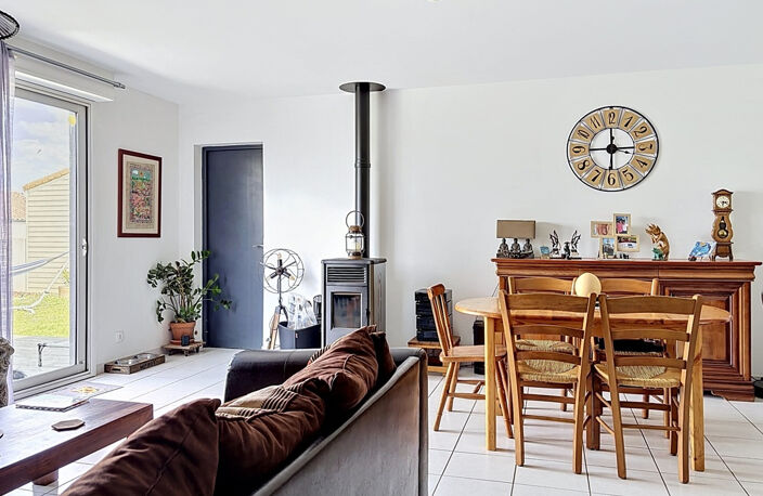 Maison de plain-pied 2015 - 3 chambres - Piscine - Garage - Quartier résidentiel - Centre village — photo 4