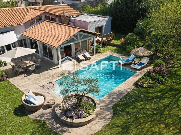 BIEN RARE  Une propriété insoupçonnable en plein cœur de Mouilleron-le-Captif + une grange de 130m2 — photo 1