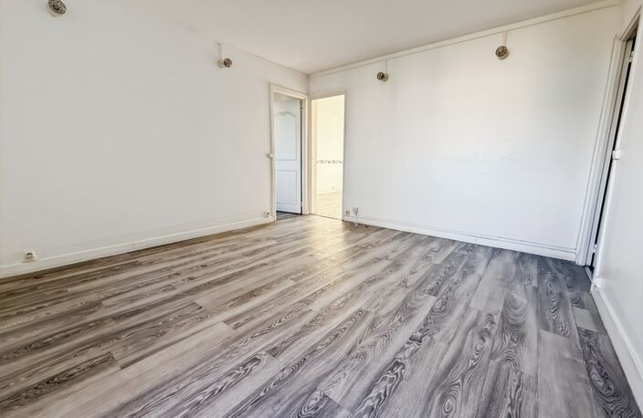 EXCLUSIVITÉ – 3 PIÈCES REFAIT À NEUF – DOUBLE BALCON – RAVALEMENT PAYÉ – RER À PIED — photo 2