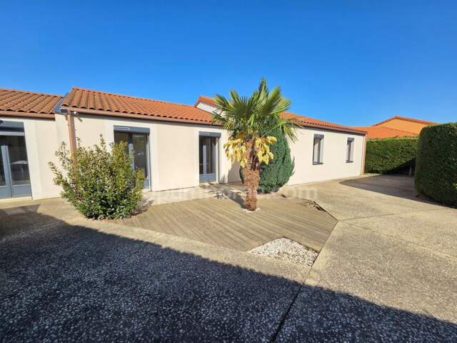*** EXCLUSIVITE *** PLAIN-PIED 5 CHAMBRES, COUR, JARDIN ET GRAND ATELIER*** BILLOM 63160 — photo du bien