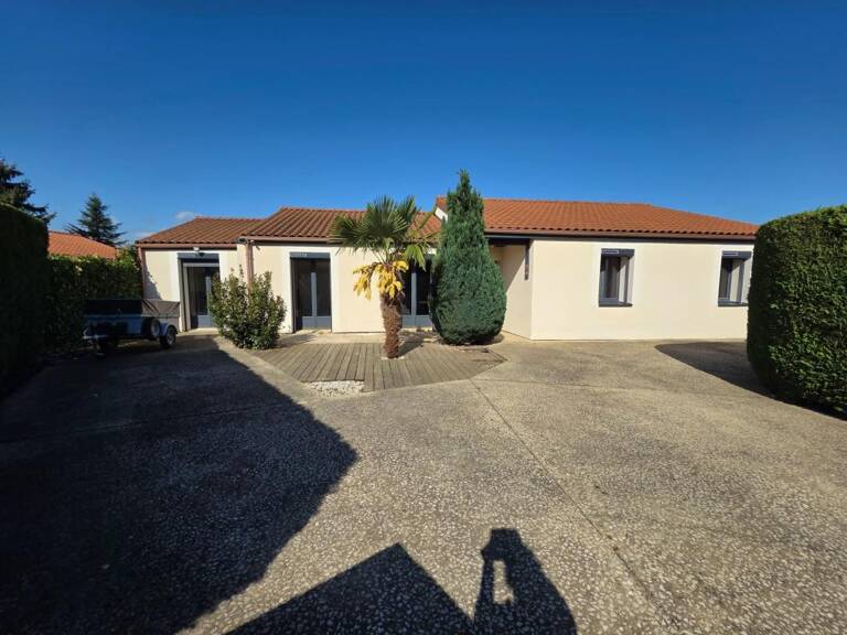*** EXCLUSIVITE *** PLAIN-PIED 5 CHAMBRES, COUR, JARDIN ET GRAND ATELIER*** BILLOM 63160 — photo 1