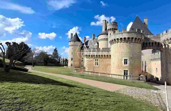 Situé au cœur de 15,5 hectares de terres somptueuses, cette majestueuse propriété du XVe siècle, entièrement rénovée, combine histoire, élégance et fonctionnalité — photo 2