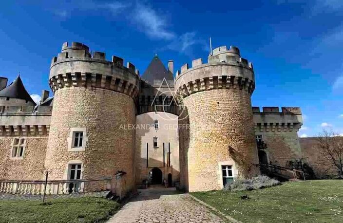 Situé au cœur de 15,5 hectares de terres somptueuses, cette majestueuse propriété du XVe siècle, entièrement rénovée, combine histoire, élégance et fonctionnalité — photo 3