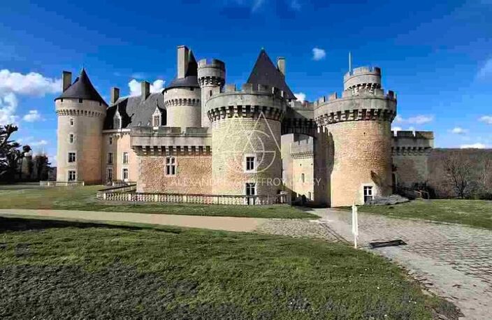 Situé au cœur de 15,5 hectares de terres somptueuses, cette majestueuse propriété du XVe siècle, entièrement rénovée, combine histoire, élégance et fonctionnalité — photo 4