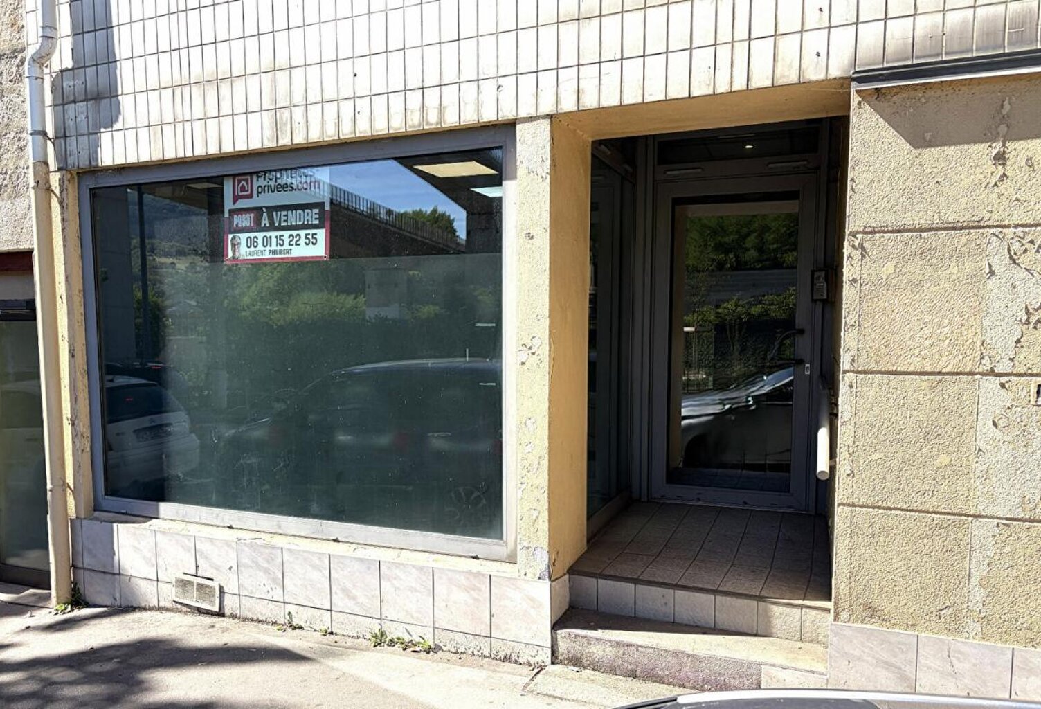 ST ETIENNE Terrenoire. Local commercial ou professionnel au rez de chaussée d'un immeuble de 1984. 89m² — photo 1