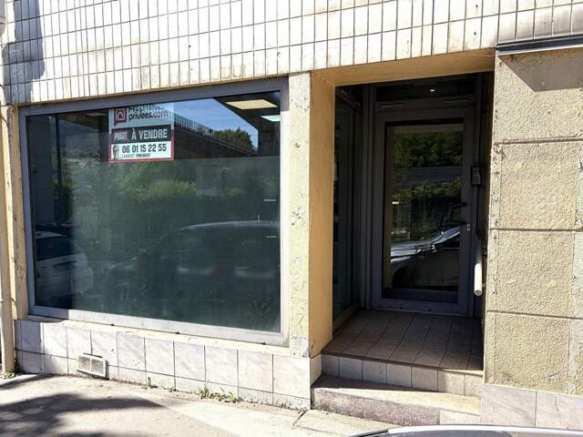 ST ETIENNE Terrenoire. Local commercial ou professionnel au rez de chaussée d'un immeuble de 1984. 89m² — photo du bien