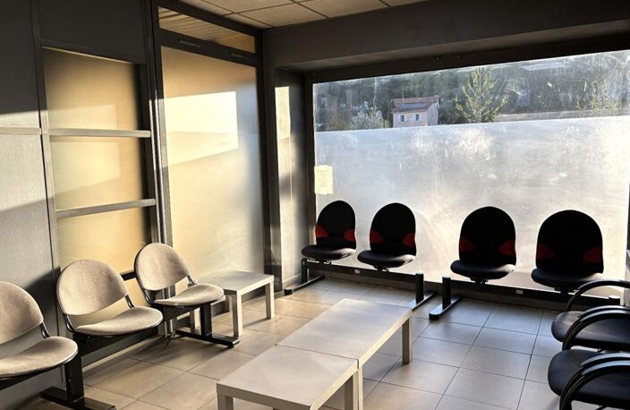 ST ETIENNE Terrenoire. Local commercial ou professionnel au rez de chaussée d'un immeuble de 1984. 89m² — photo 2