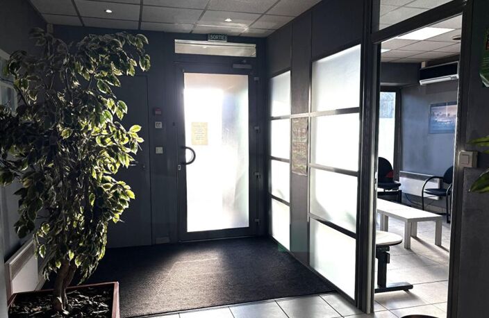 ST ETIENNE Terrenoire. Local commercial ou professionnel au rez de chaussée d'un immeuble de 1984. 89m² — photo 4