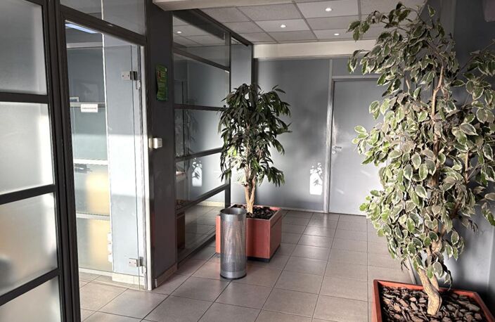 ST ETIENNE Terrenoire. Local commercial ou professionnel au rez de chaussée d'un immeuble de 1984. 89m² — photo 5