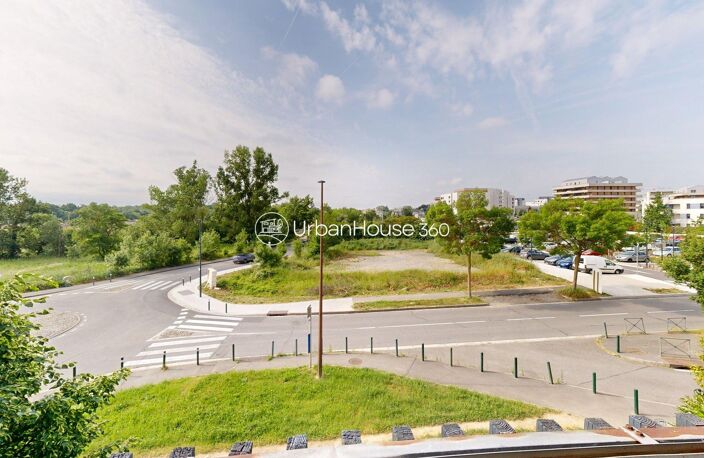 T3 traversant 65m² · Double terrasse 26m² plein sud · 2 ch. avec terrasse privée · Gare TER · DPE C — photo 2