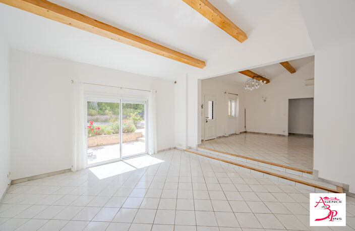 Dans un secteur résidentiel calme, cette villa édifiée en 1990 e — photo 4