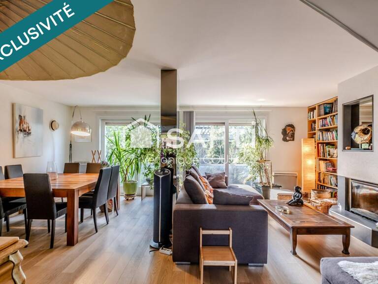 A Veigy-Foncenex (74140), duplex de charme aux beaux volumes avec piscine, à deux pas de la frontière. — photo 1