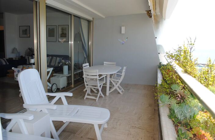 EXCLUSIVITE BEAU 3 PIECES CAVE ETAGE ELEVE — photo 4