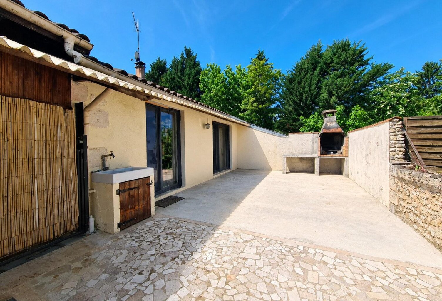 Maison de caractère avec vue sur l'Isle : le charme de la campagne sans l'isolement — photo 1