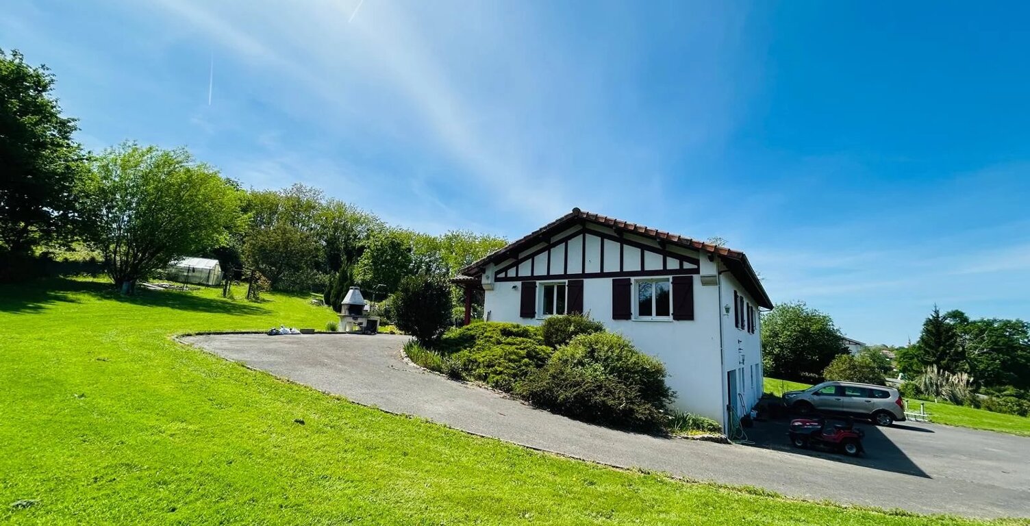 Maison lumineuse avec piscine dans un environnement privilégié — photo 1