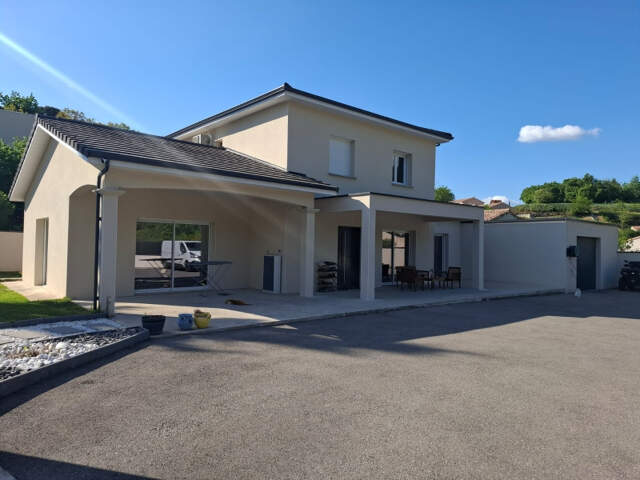 A moins d'1h de Lyon !!!Villa de 149 m2, garage de 47m² et terrain attenant de 839m² — photo du bien