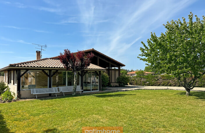 Villa de plain-pied avec véranda en excellent état et à proximité des commerces, jardin, garage — photo 3