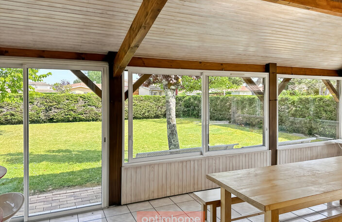 Villa de plain-pied avec véranda en excellent état et à proximité des commerces, jardin, garage — photo 5