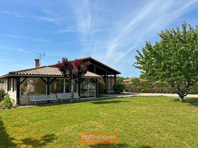 Villa de plain-pied avec véranda en excellent état et à proximité des commerces, jardin, garage — photo du bien