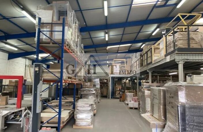 LOCAL D'ACTIVITÉ DE 810 M² À VENDRE À GROSLAY — photo 2