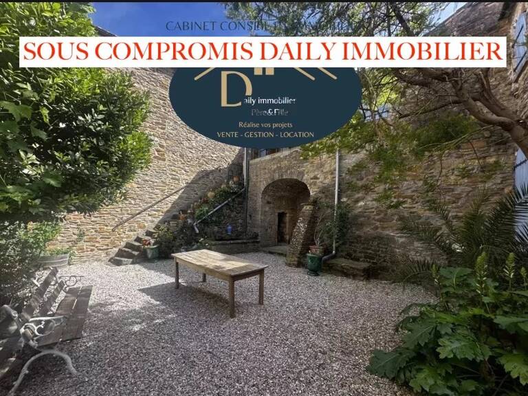 vaste maison de village 224 m2, avec cour et 100m2 de caves — photo 1