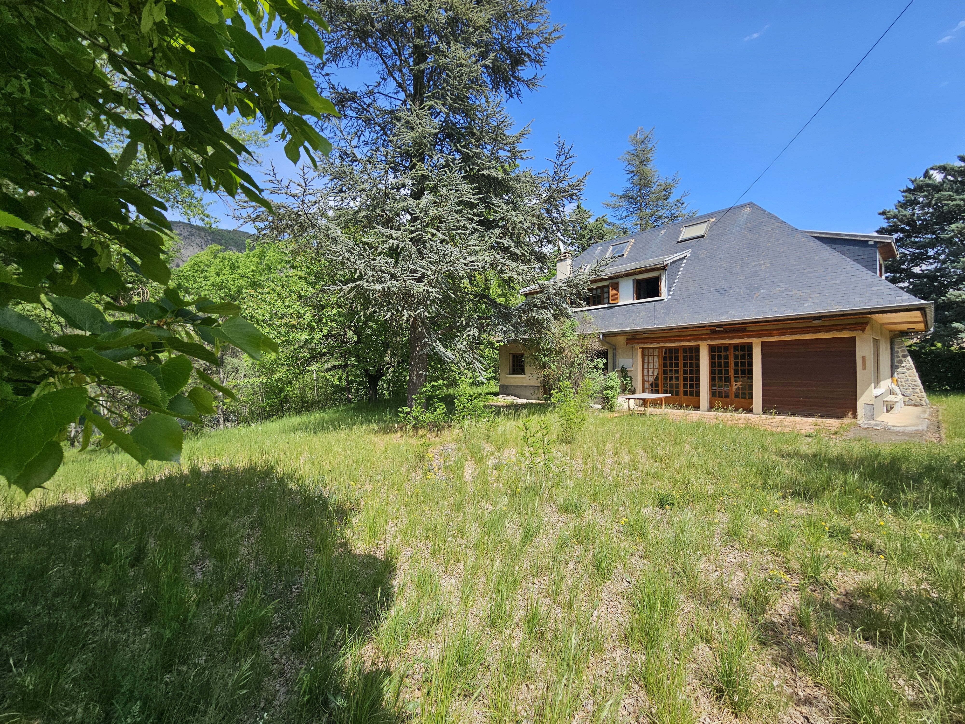 ROCHEBRUNE - MAISON T5 DE 180m2 env. SUR 2602m2 env.