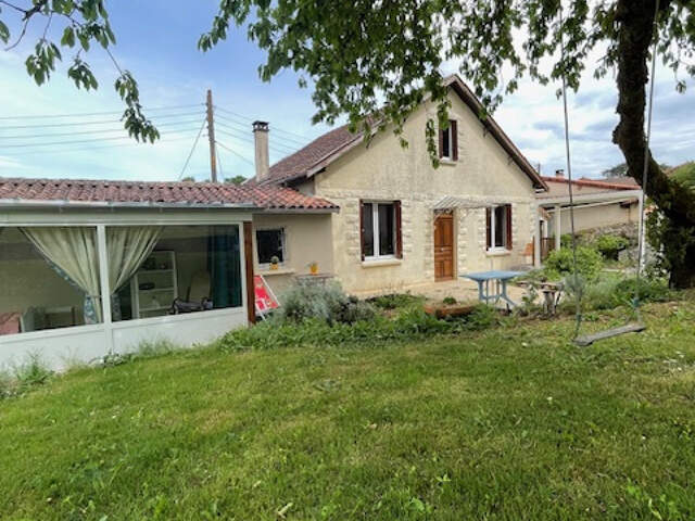 Civray   Maison rénovée 73 m2, Terrain 1 425 m2 ,Volumes exi — photo du bien