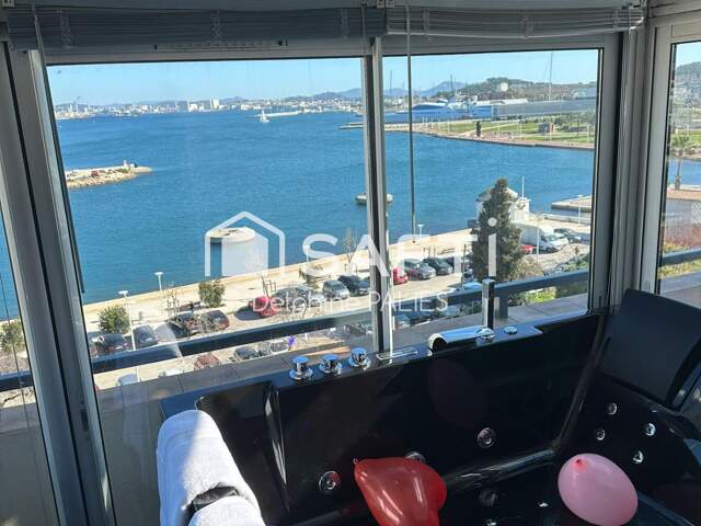 Dernier étage, vue mer panoramique et balnéo face à l'horizon  Investissement clé en main à La Seyne-sur-Mer. — photo du bien