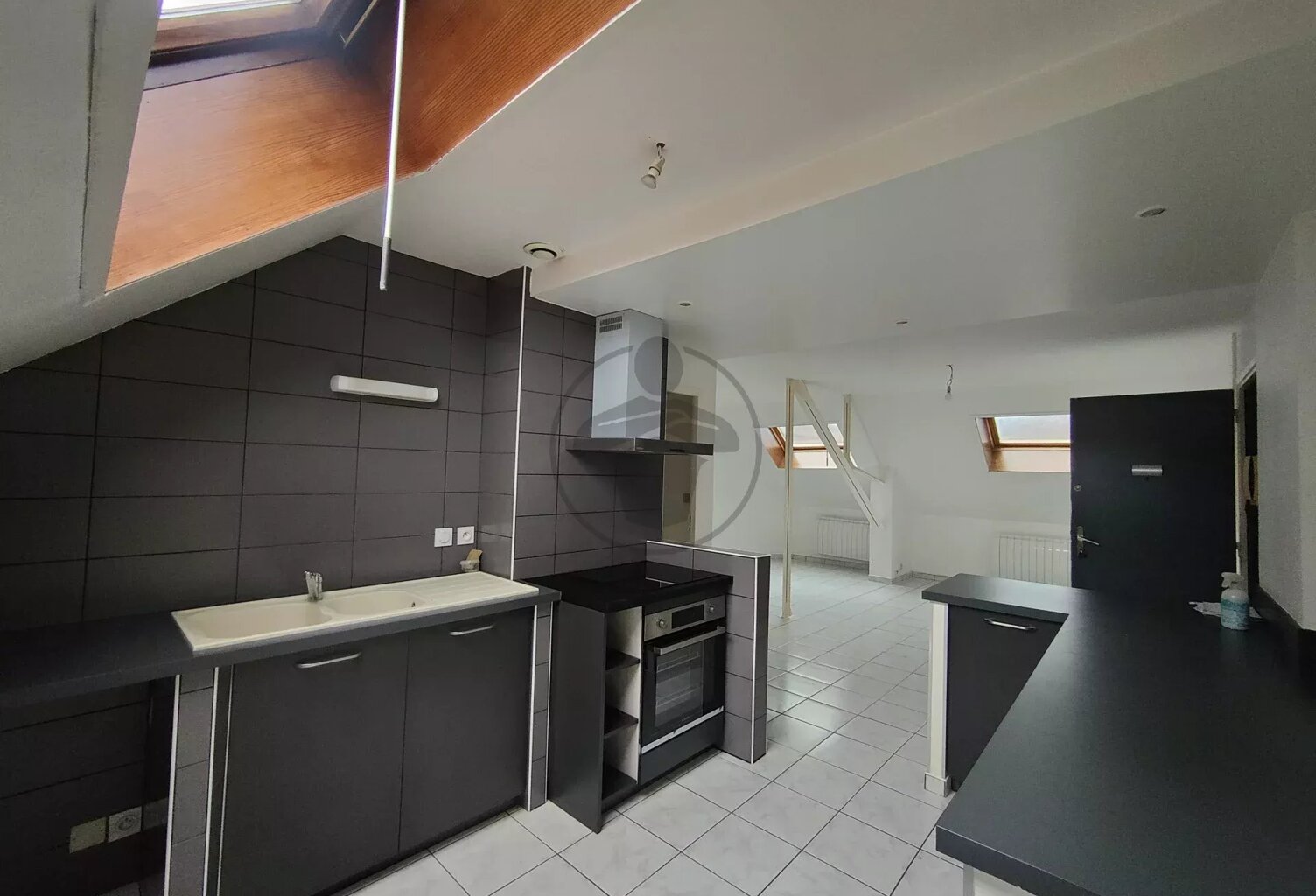Appartement - 93 m² - 6 pièces — photo 1