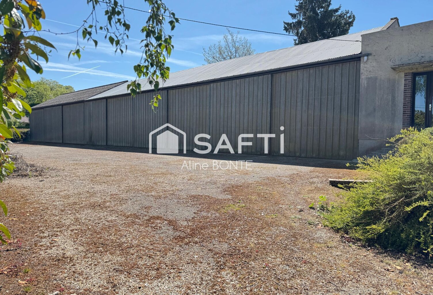 Maison sur sous-sol avec un hangar et un local — photo 1