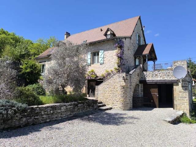 Maison en pierre de 6 pièces principales — photo du bien