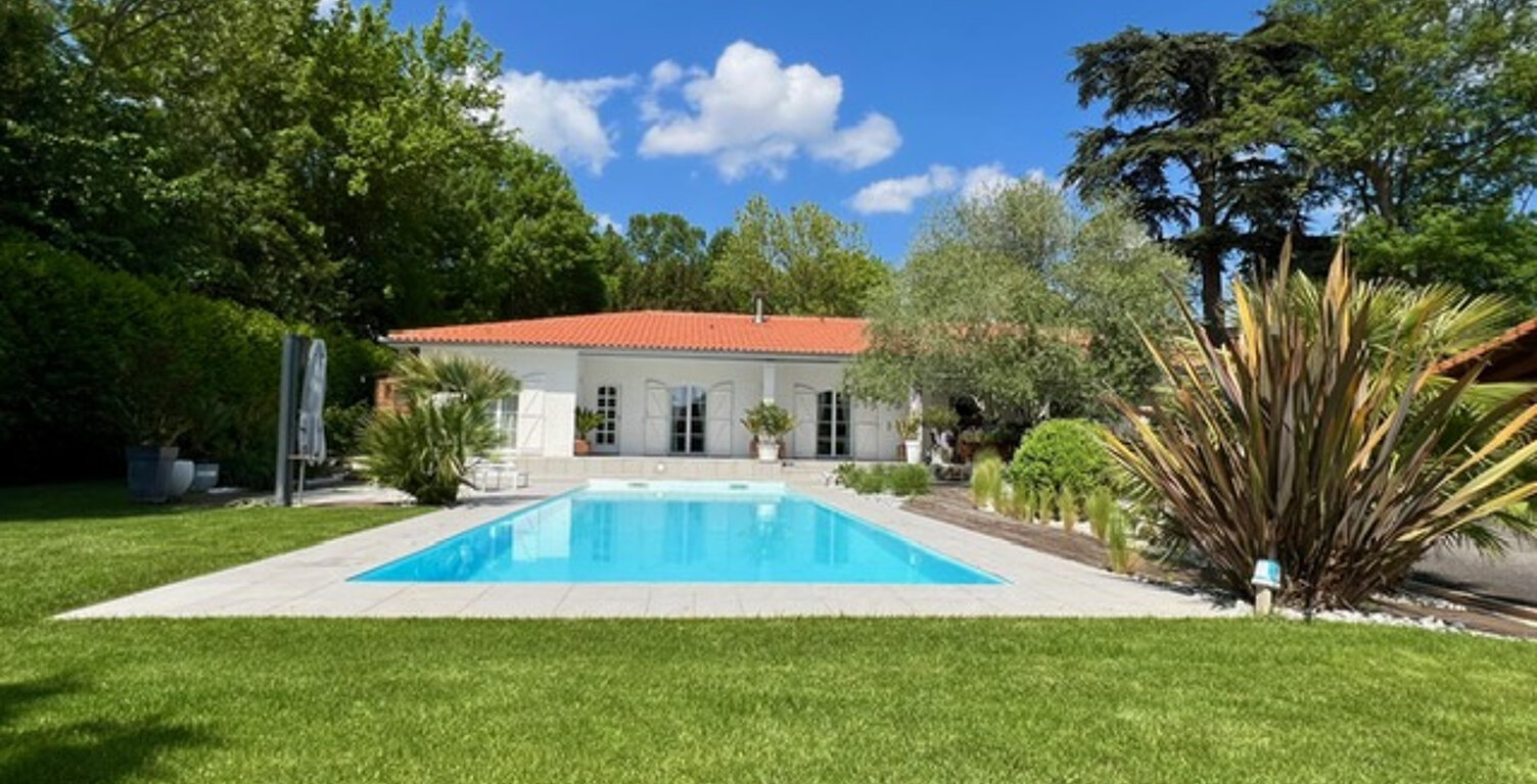 Villa standing de plain pied avec jardin, piscine et garage — photo 1