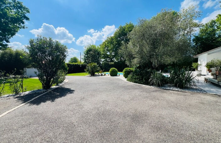 Villa standing de plain pied avec jardin, piscine et garage — photo 2
