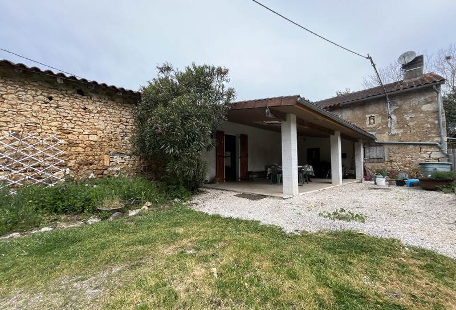 Maison en pierre de 3 pièces principales — photo 1