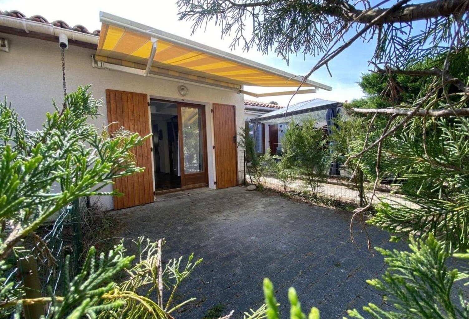 LES MATHES RESIDENCE AVEC PISCINE ET GARDIEN — photo 1