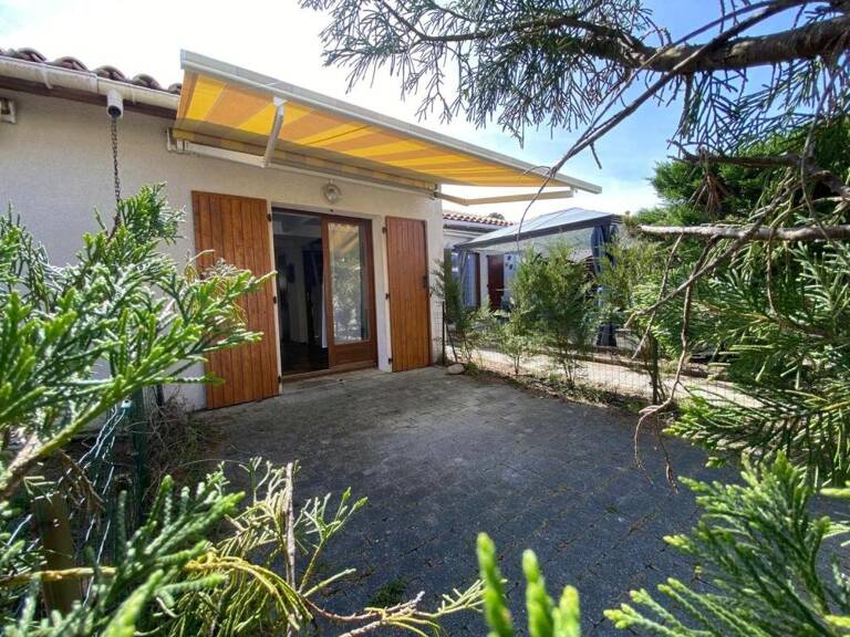 LES MATHES RESIDENCE AVEC PISCINE ET GARDIEN — photo 1
