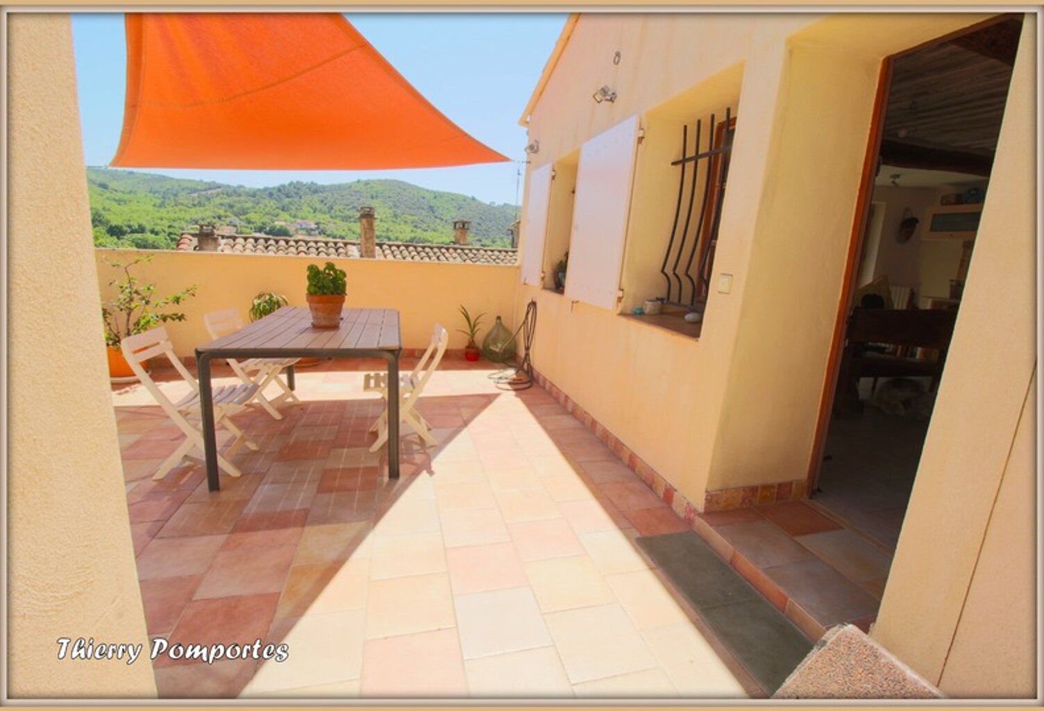 A  ORAISON, Maison de ville avec terrasse et jardin, 4 pièces plus studio indépendant — photo 1