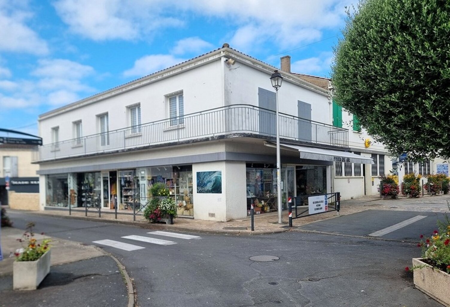EXCLUSIVITÉ CAPIFRANCE ST-PIERRE OLÉRON emplacement n°1 cœur ville A Vendre Immeuble 380 m² commercial mixte — photo 1