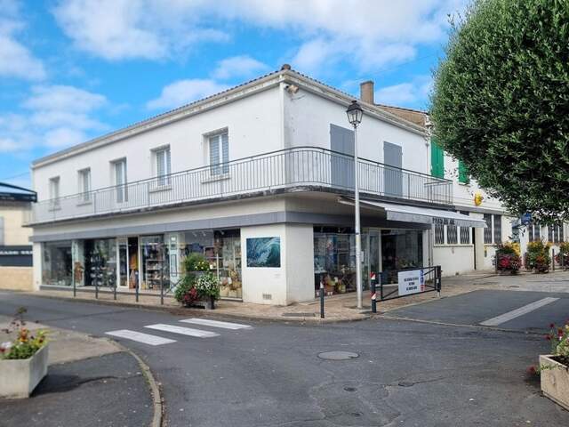 EXCLUSIVITÉ CAPIFRANCE ST-PIERRE OLÉRON emplacement n°1 cœur ville A Vendre Immeuble 380 m² commercial mixte — photo du bien