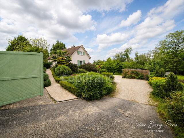 Maison à vendre 7 pièces 161 M2 PONT SUR YONNE (89), Terrain 1974 M2, 4 Chambres, Piscine avec abri 10 M X 5 m — photo du bien