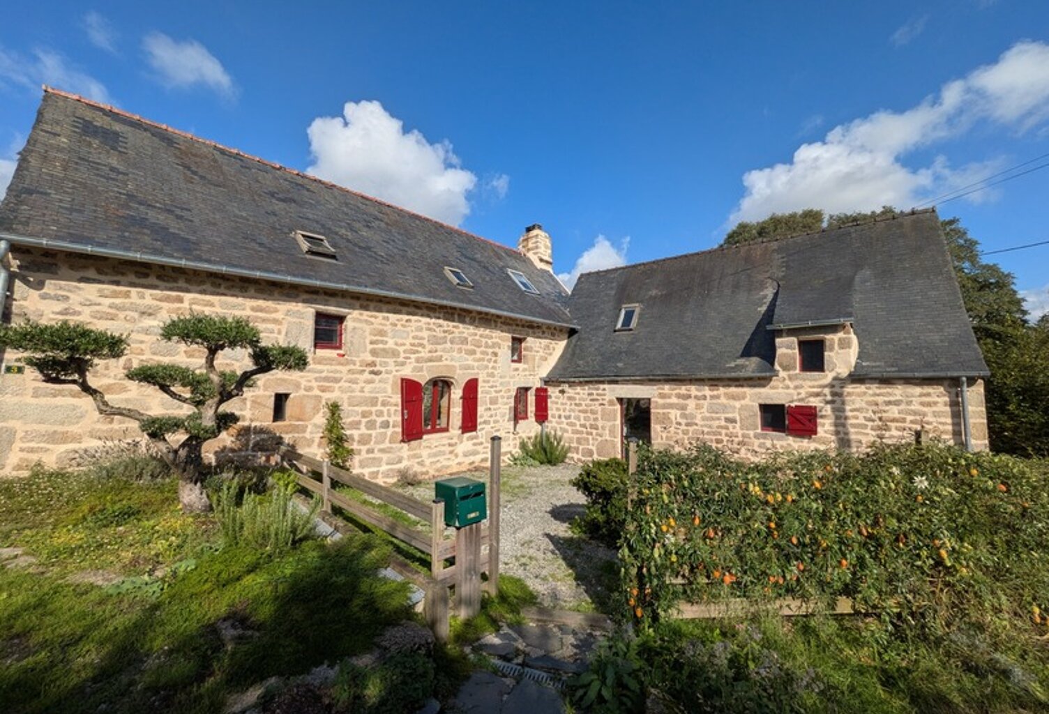 SAINT TUGDUAL JOLIE LONGÈRE DE 5 PIECES DE 154m² ENVION AVEC VIE DE PLAIN PIED PARCELLE DE 1390m² ENVIRON POSSIBILITE D ACQUERIR UNE PARCELLE BOISÉE DE 3 HECTARES 200 EN SUPPLÉMENT — photo 1