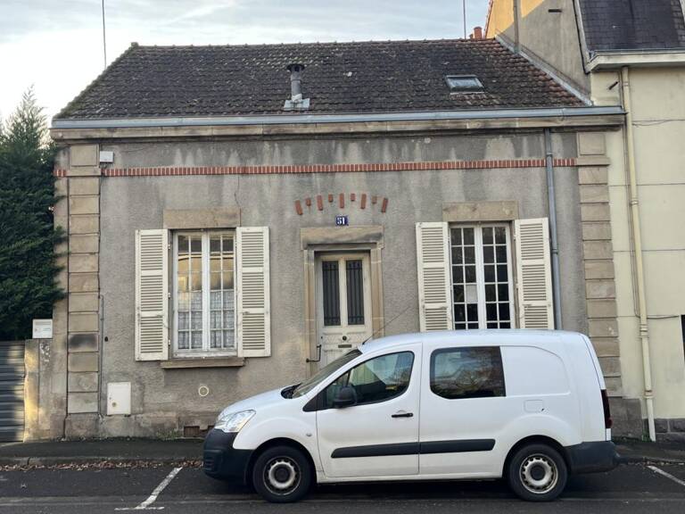 Maison à rénover en centre ville avec petit terrain attenant — photo 1