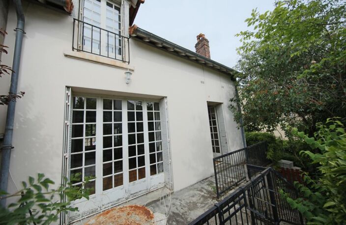 Maison à rénover en centre ville avec petit terrain attenant — photo 3