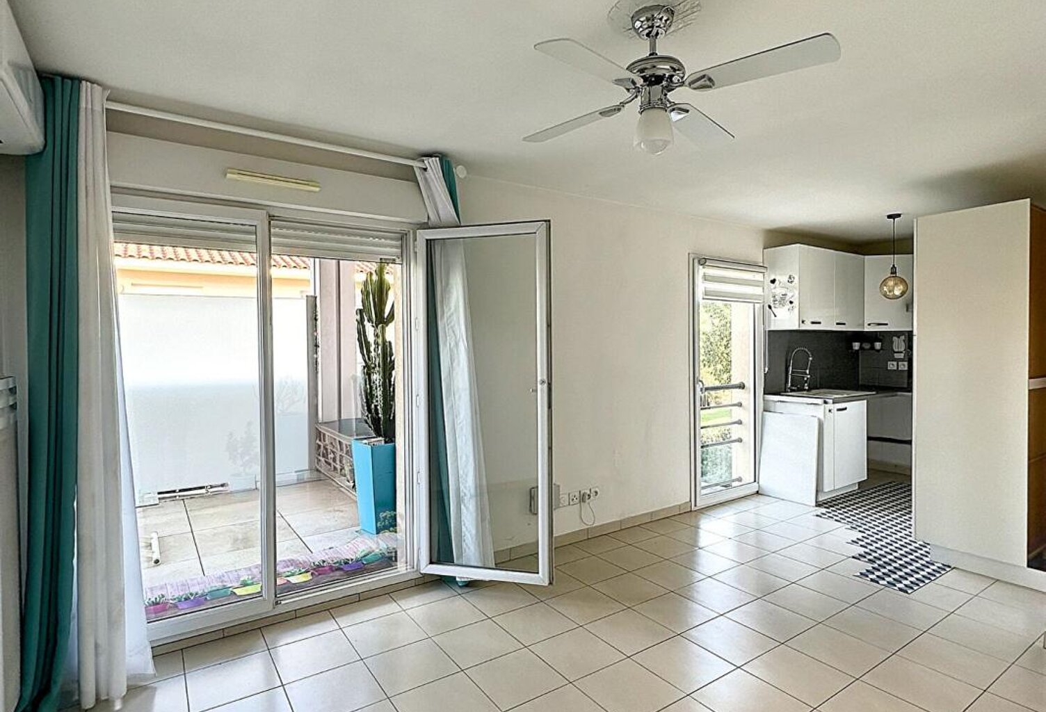 Bel appartement 2 pièces vendu libre avec terrasse et place de parking à Roquebrune-sur-Argens — photo 1