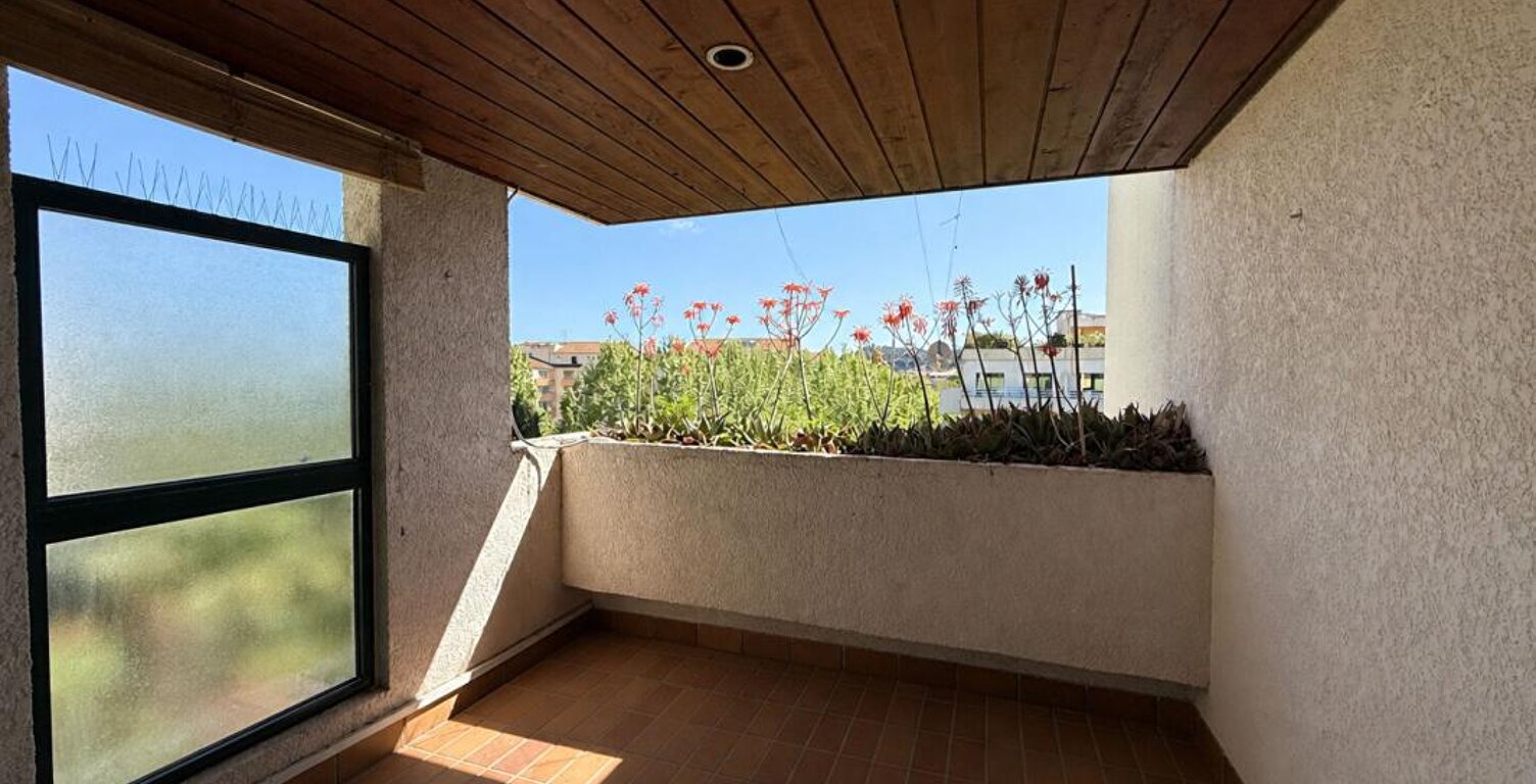 Hyères hyper centre - T2 rénové 51 m2 avec balcons, parking et ascenseur — photo 1