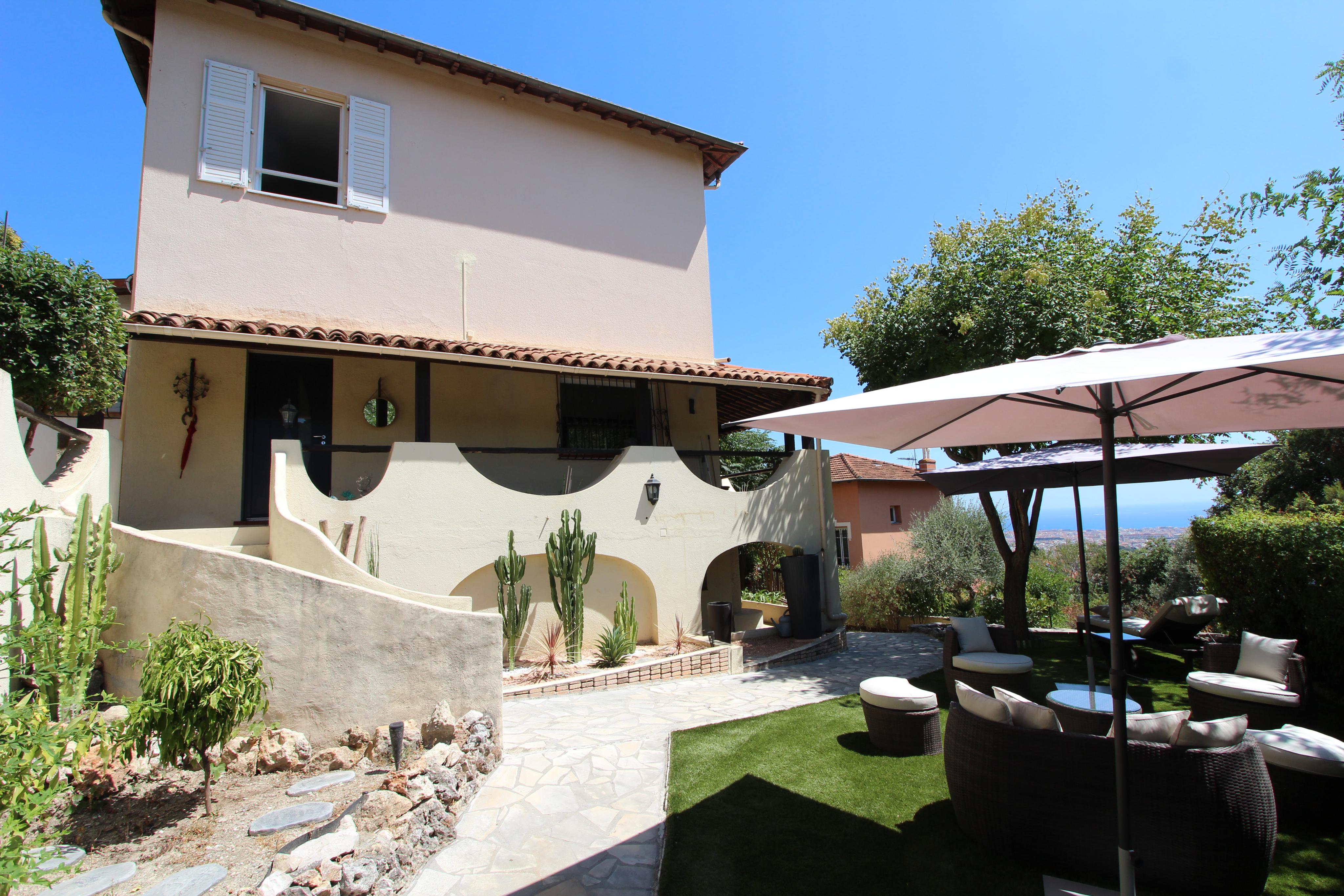 NICE NORD, AVENUE DES GENETS, CADRE VERDOYANT, CALME ABSOLU, MAISON INDIVIDUELLE, 5 Pièces, 116 m² AVEC 50m2 COMBLE NON AMENAGEES, VUE DEGAGEE, EXPOSITION SUD/OUEST, TERRASSE & JARDIN AVEC CUISINE D’ETE, ATELIER, CAVE